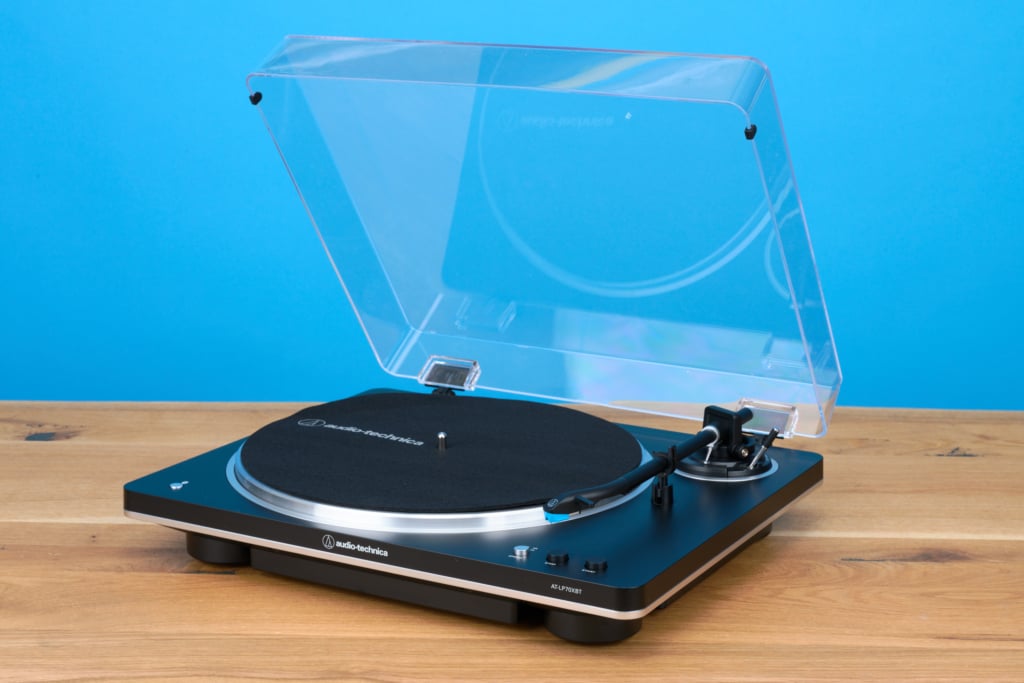 Audio-Technica AT-LP70XBT schräg frontal mit offener Haube