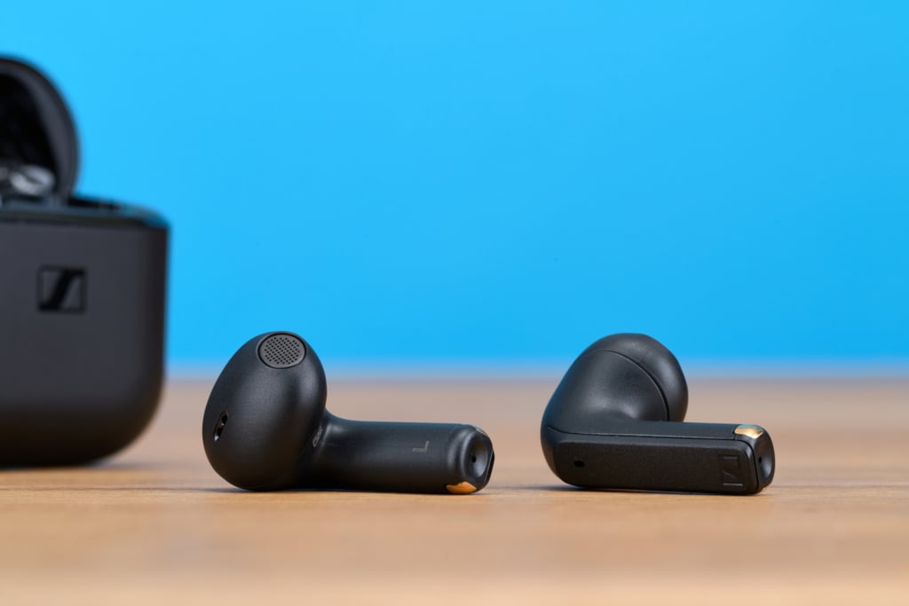 Sennheiser Accentum Open – Kopfhörer neben Case