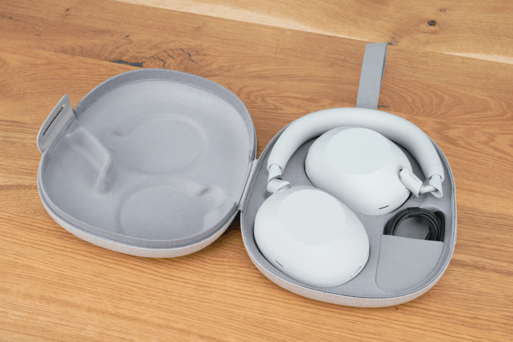Sony WH-1000XM6 vs. Apple AirPods Max im Vergleich – Tragecase