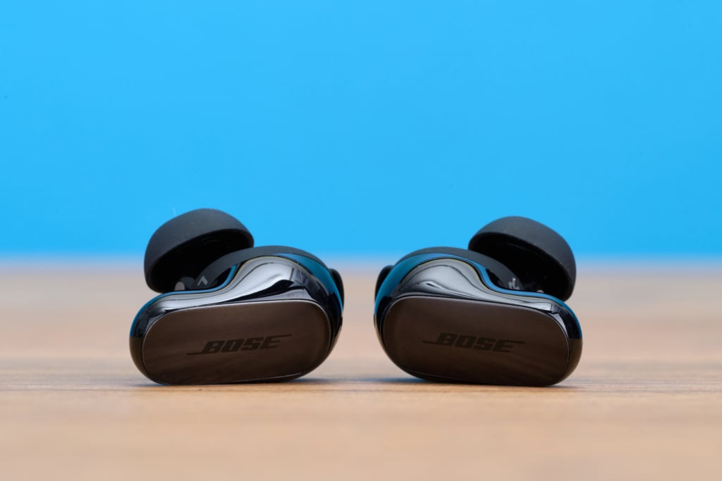 Bose QuietComfort Ultra Earbuds (2. Gen.) – Zwei Buds nebeneinander
