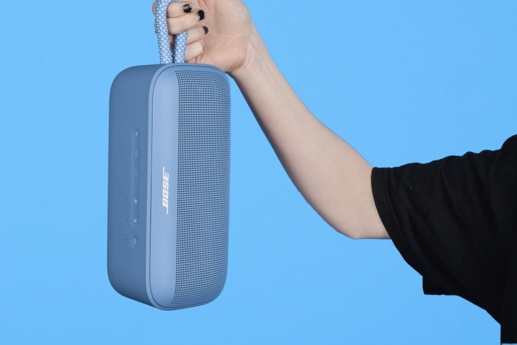 Bose SoundLink Plus – Hängend in der Hand