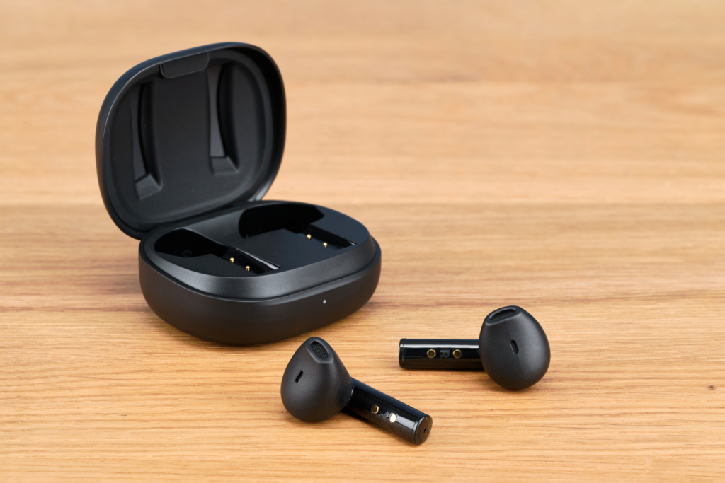 Denon AH-C500W – Buds vor dem Case