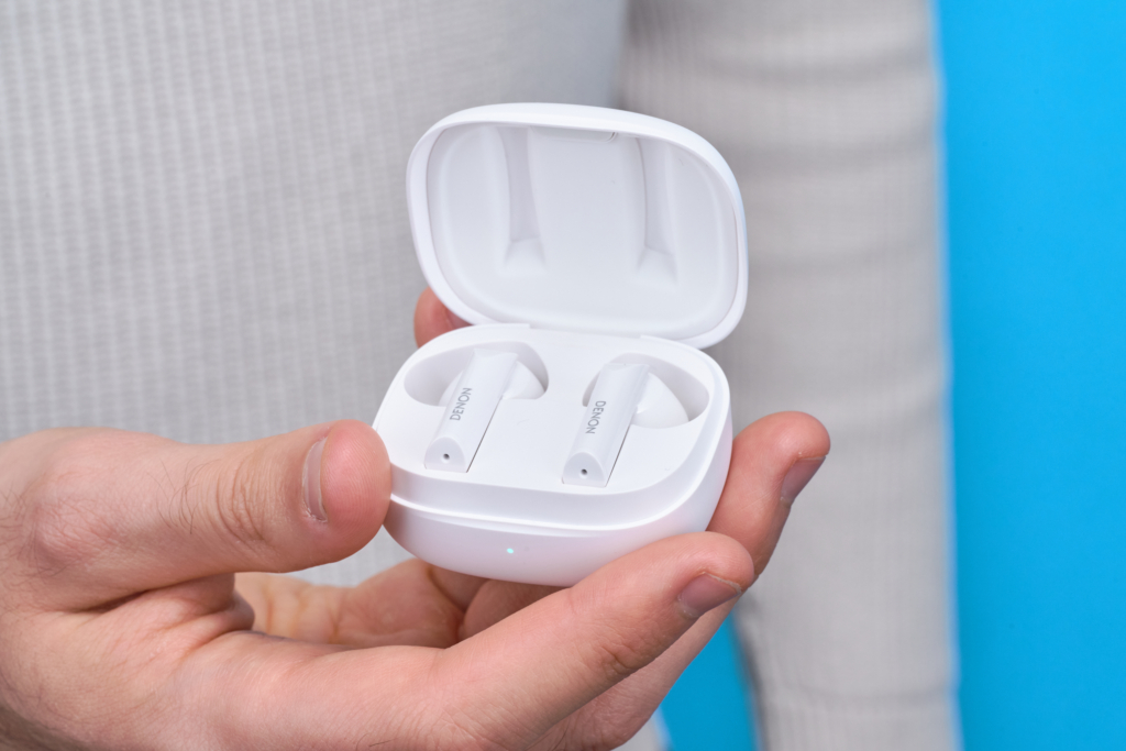 Denon AH-C840NCW – Case in der Hand