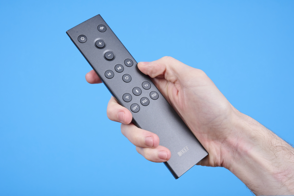 Fernbedienung in Hand