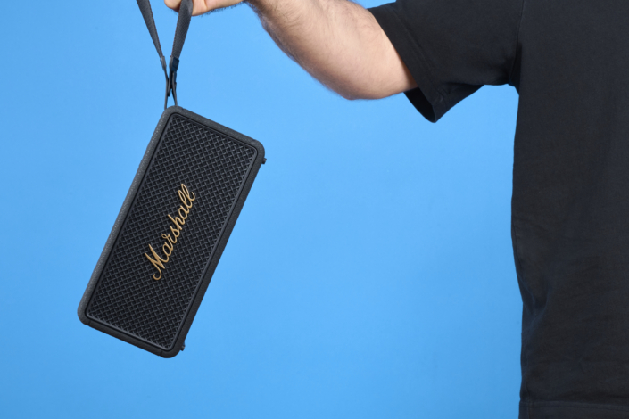 Marshall Middleton II vs Bose SoundLink Plus Vergleich in der Hand