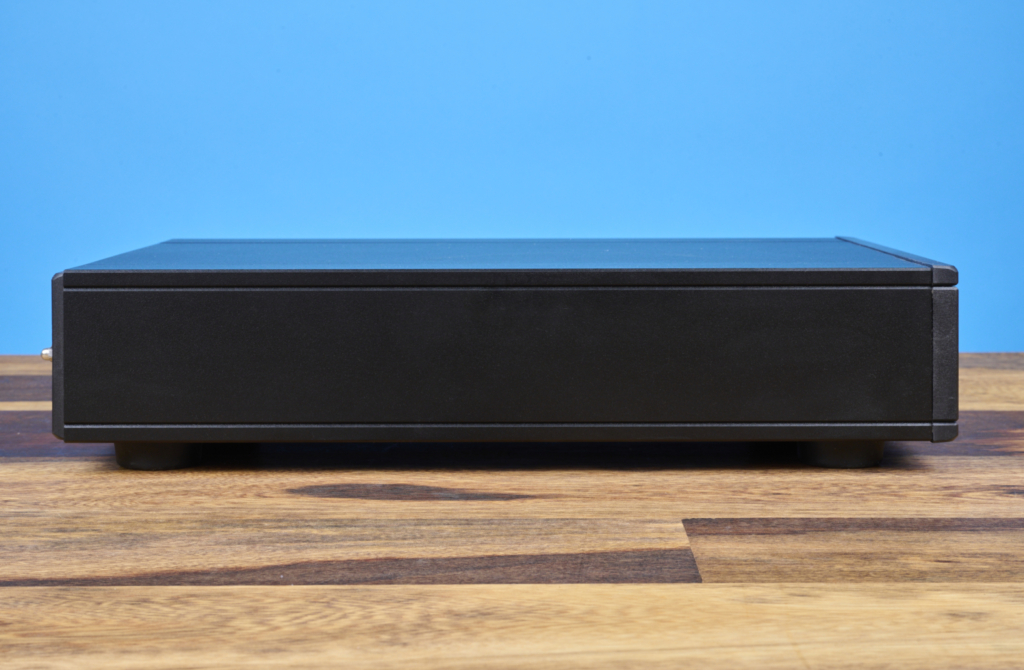 Rega Brio Mk7 im Test – Seitenansicht