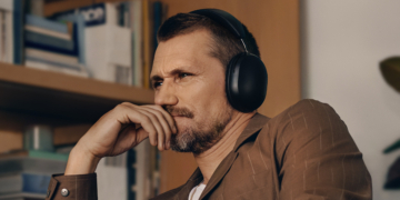 Immer mehr Menschen nutzen ihre Kopfhörer auch zu Hause.