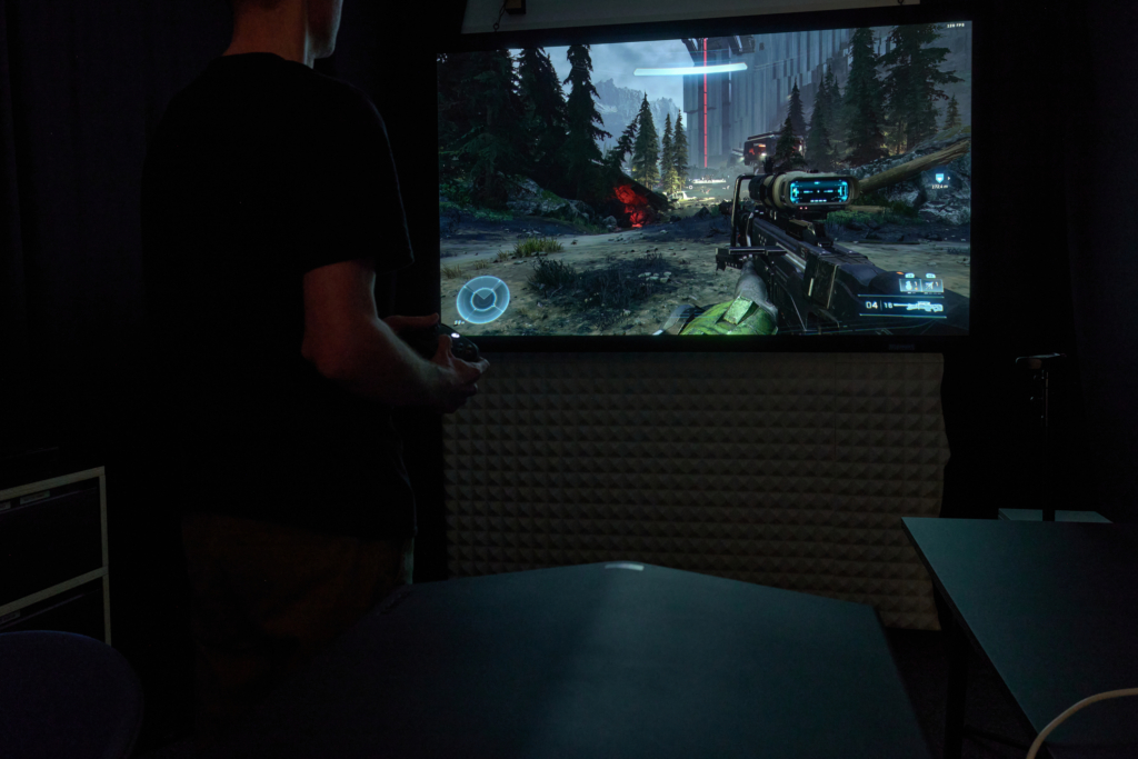 Gaming am Sony-Beamer
