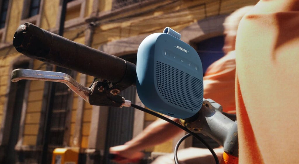 Der Bose SoundLink Micro (2. Gen.) begleitet dich auch gerne auf dem Fahrrad.