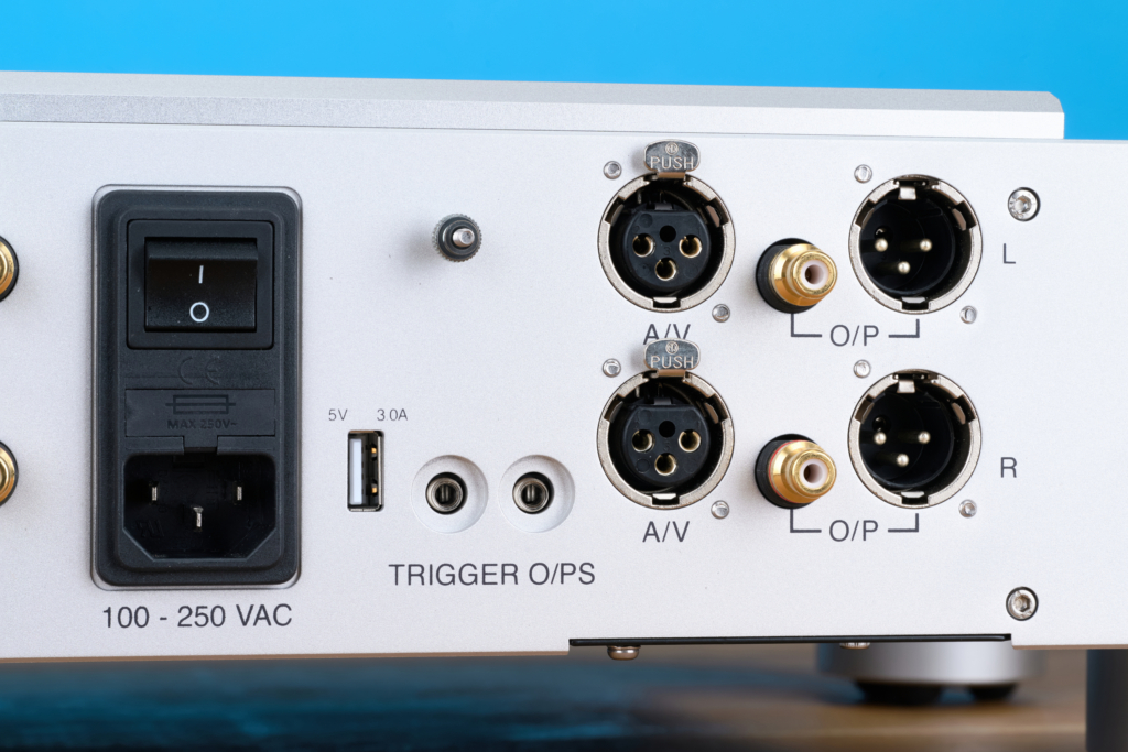 Chord Ultima Pre 3 AV-Bypass und Pre-Outs