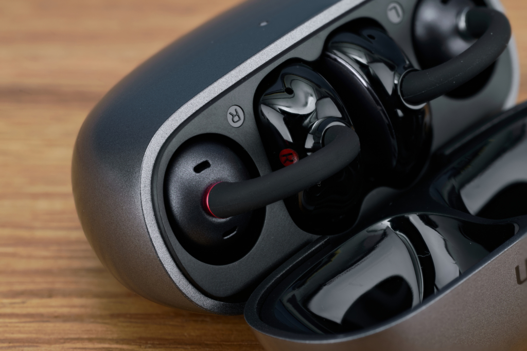 EarFun Clip – Rote Akzente im Case