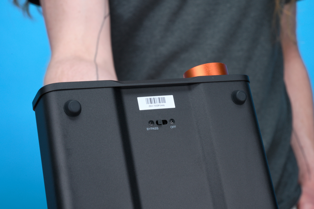 Fosi Audio ZD3 – Unterseite mit Bypass-Schalter