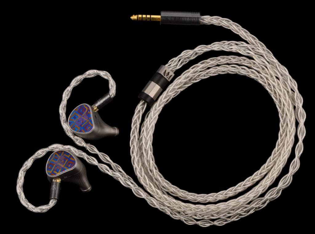 Das Kabel der Noble Audio Kronos wirkt regelrecht kunstvoll. 