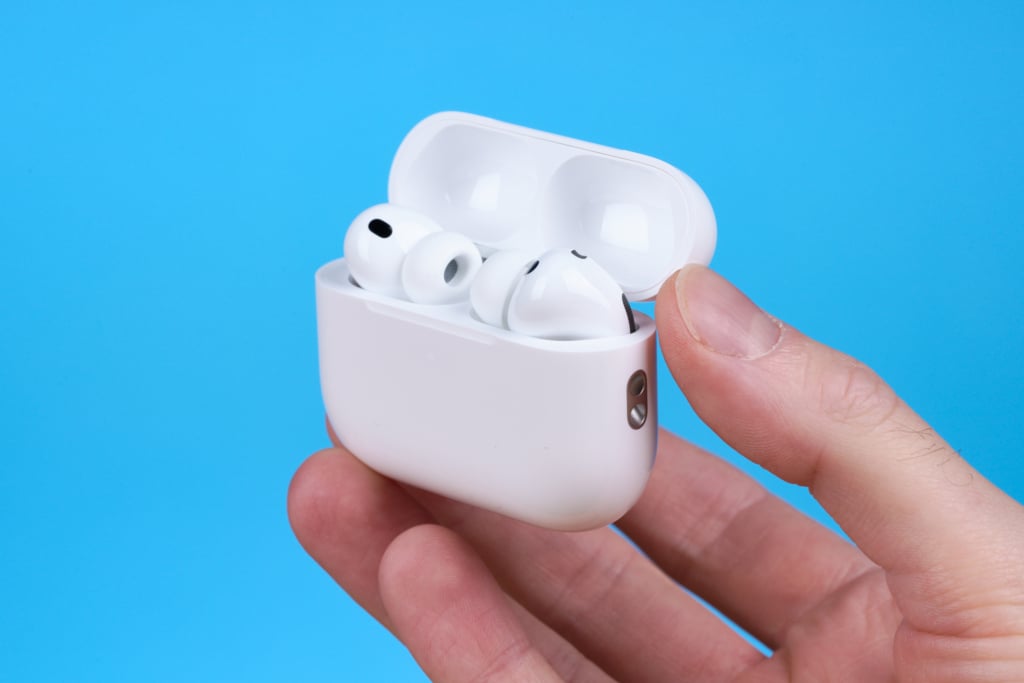 Apple AirPods Pro 3 in Case gehalten