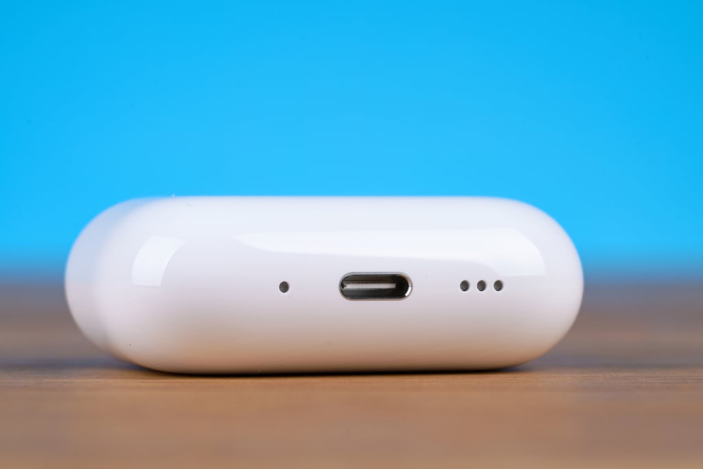 Apple AirPods Pro 3 Case Detail USB-C