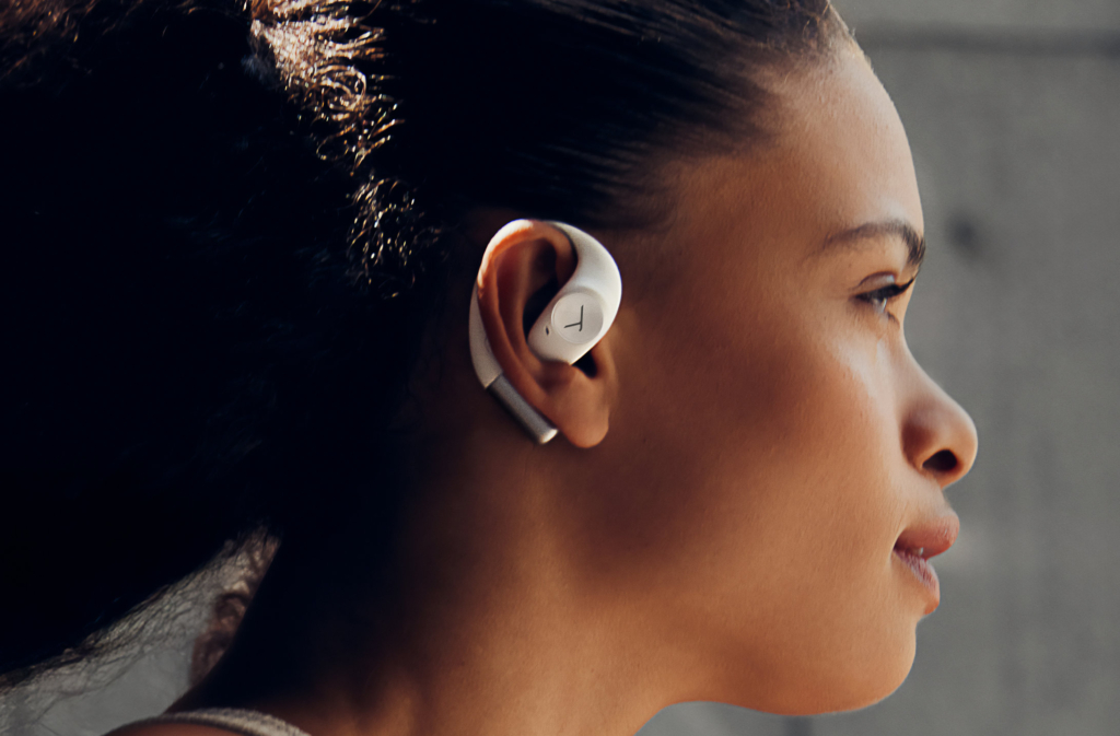 Der beyerdynamic Amiron 200 sorgt mit Earwings für sicheren Halt bei Workouts.