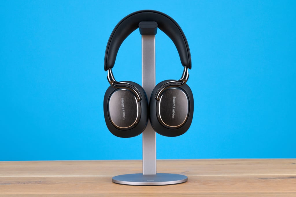 Bowers & Wilkins Px8 S2 auf Ständer frontal