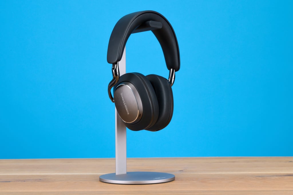 Bowers & Wilkins Px8 S2 auf Ständer schräg