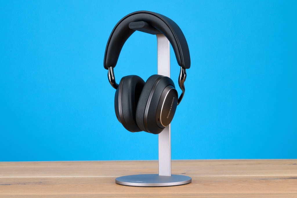 Bowers & Wilkins Px8 S2 auf Ständer schräg rechts