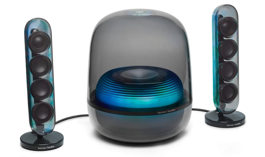 Die Harman Kardon SoundSticks 5 stehen für ein 2.1-System mit Farbwechsel-Beleuchtung.
