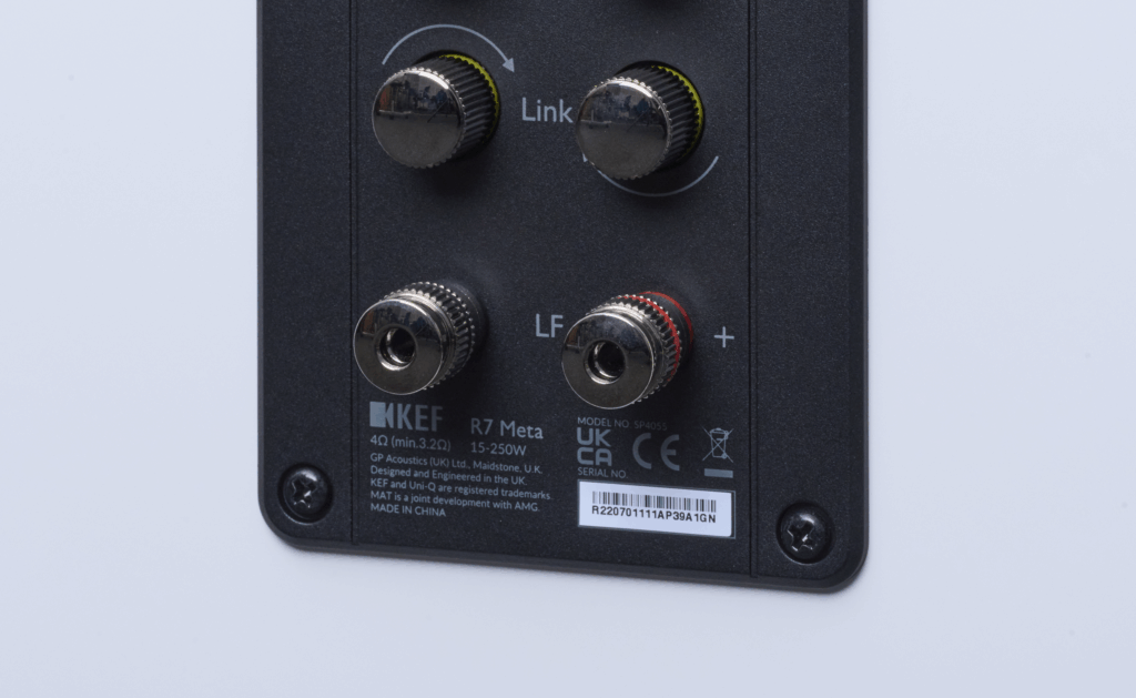 Impedanz bei Verstärkern und Lautsprechern KEF R7 Meta Detail Terminal