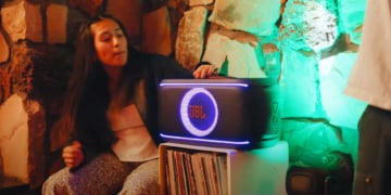 Die neue JBL PartyBox On-the-Go 2 zeigt sich bereits.