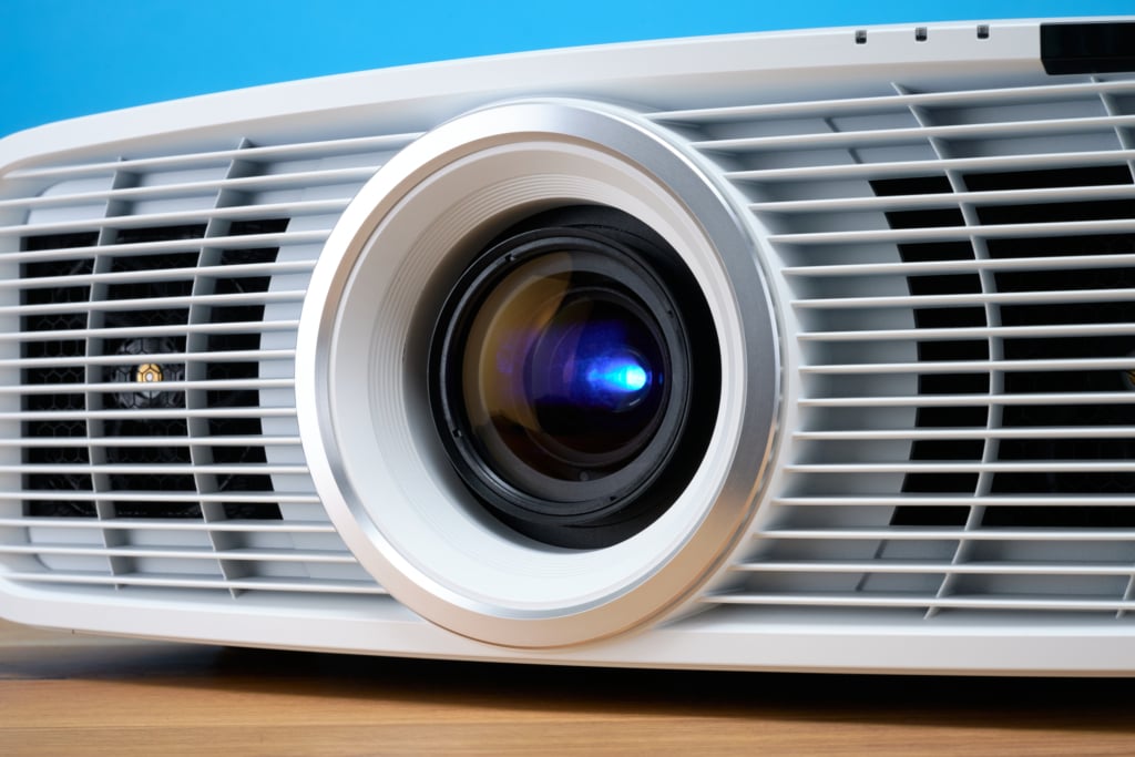 JVC DLA-NZ500 im Betrieb, Nahaufnahme Linse