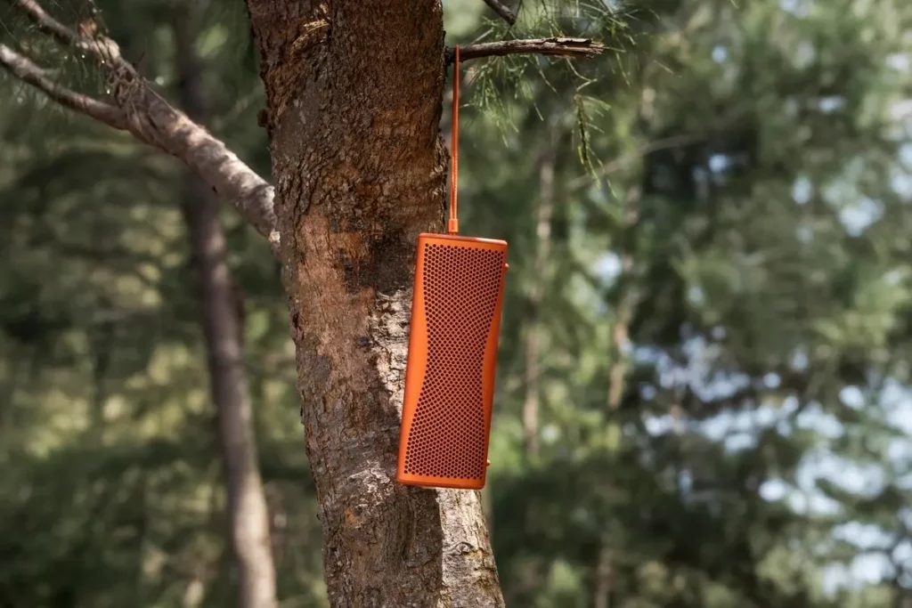 Mit seinem Strap kannst du den KEF Muo auch baumeln lassen. 