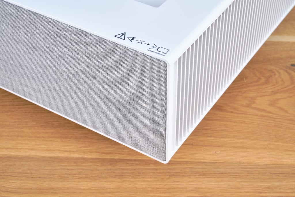 Detailaufnahme Ecke LG CineBeam HU715QW