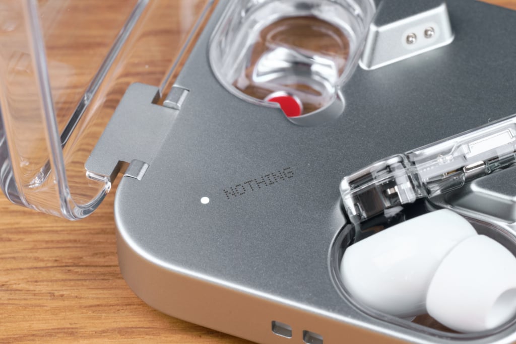 Nothing Ear (3) – LED am Case