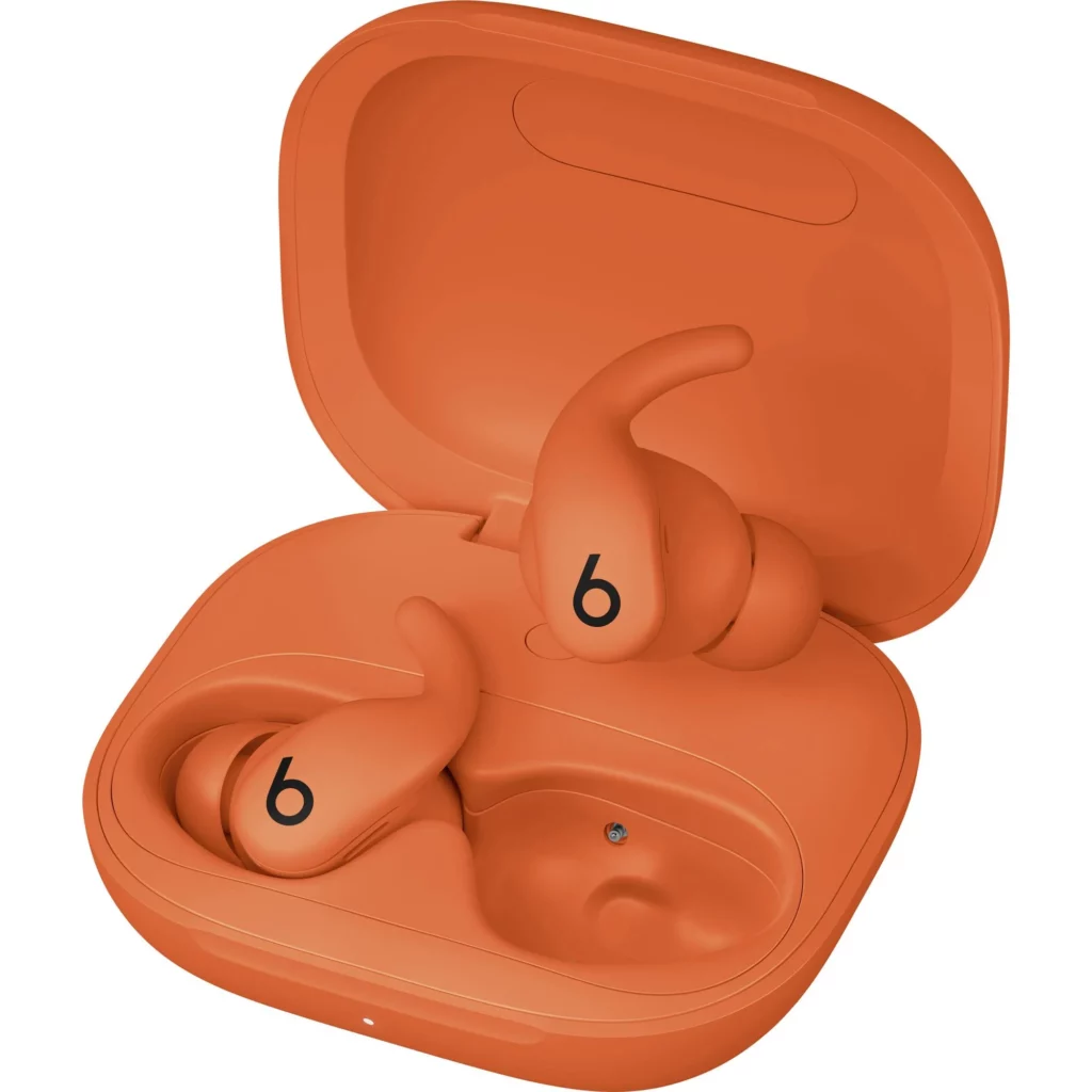 Die Powerbeats Fit zeigen sich vorab in voller Pracht - hier mit dem Case.