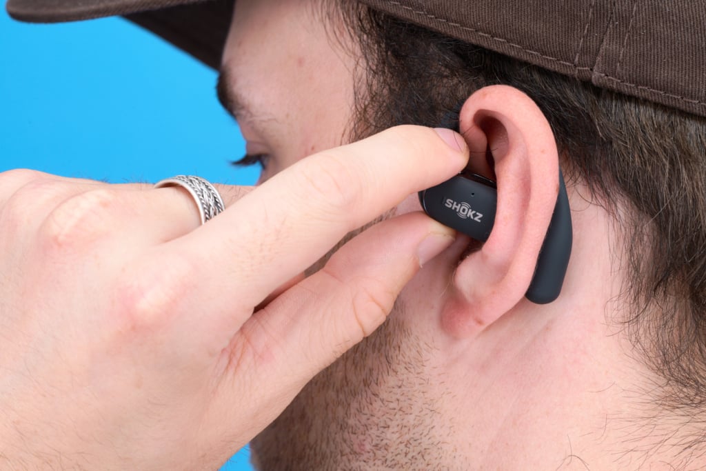Shokz OpenFit 2+ – Bedienung am Ohr