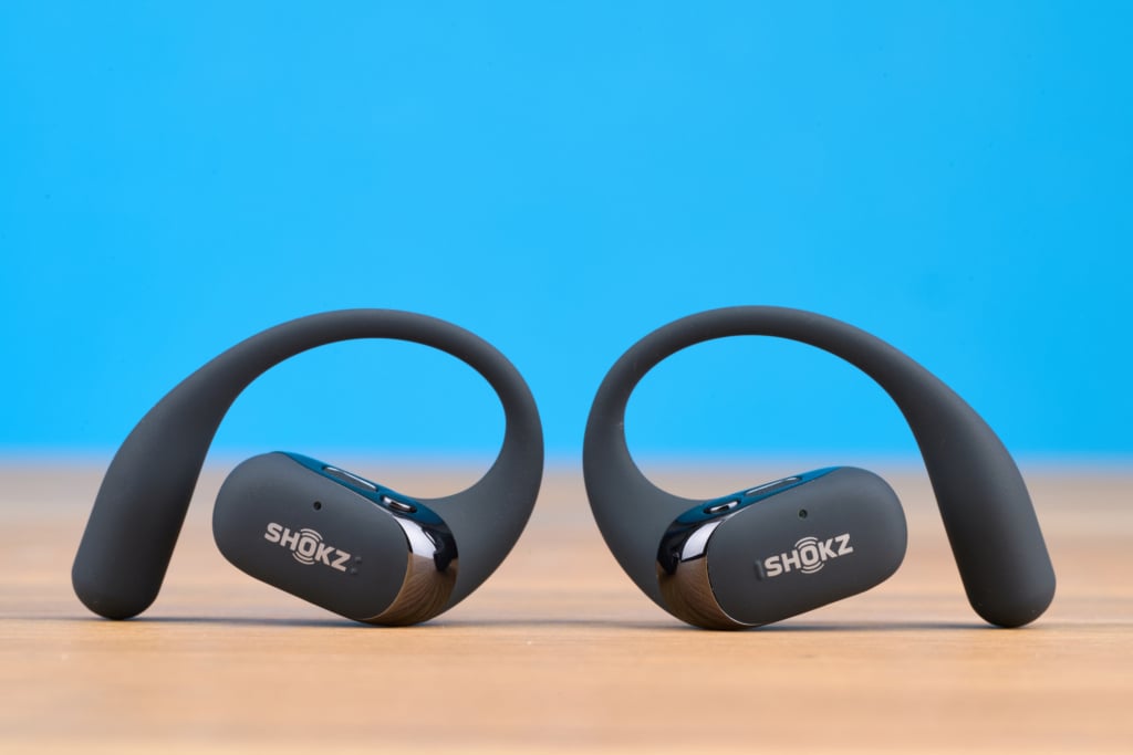 Shokz OpenFit 2+ – Kopfhörer nebeneinander