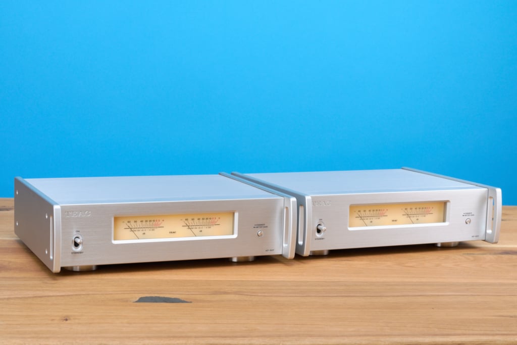 Teac AP-507 Mono-Paar nebeneinander schräg links
