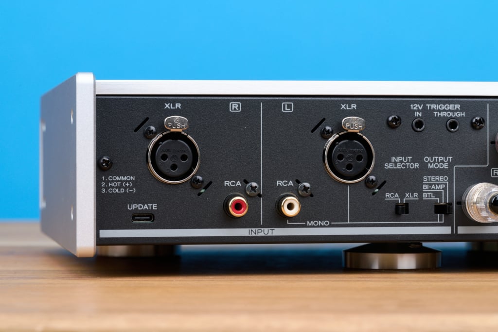 Teac AP-507 Detail Rückseite Eingänge und Füße