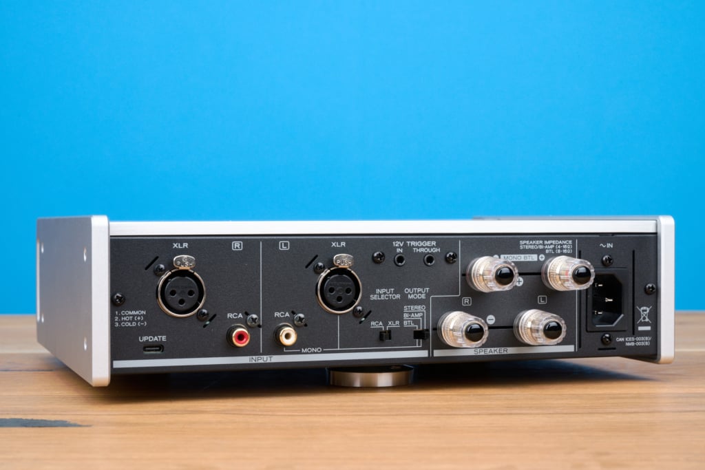 Teac AP-507 Rückseite mit Anschlüssen von schräg links