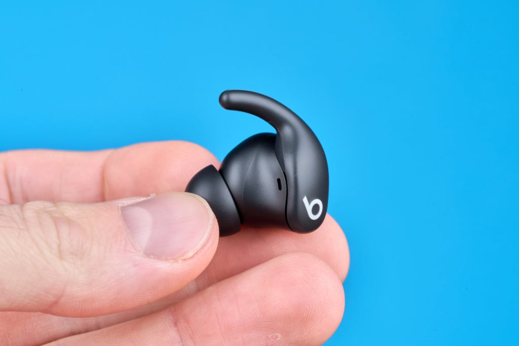 Beats Powerbeats Fit – In der Hand