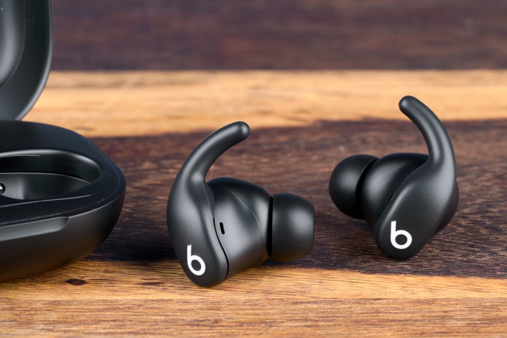 Beats Powerbeats Fit – Paar neben dem Case