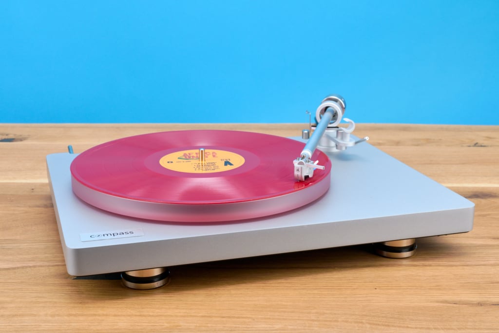 Clearaudio Compass schräg links mit Schallplatte