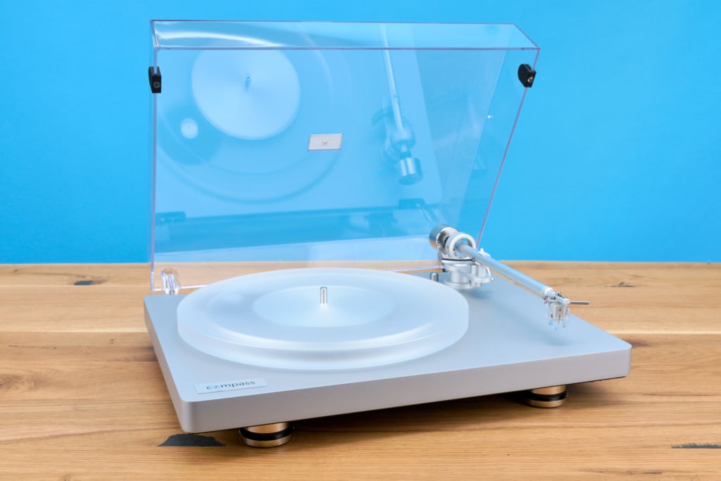 Clearaudio Compass mit offener Abdeckhaube