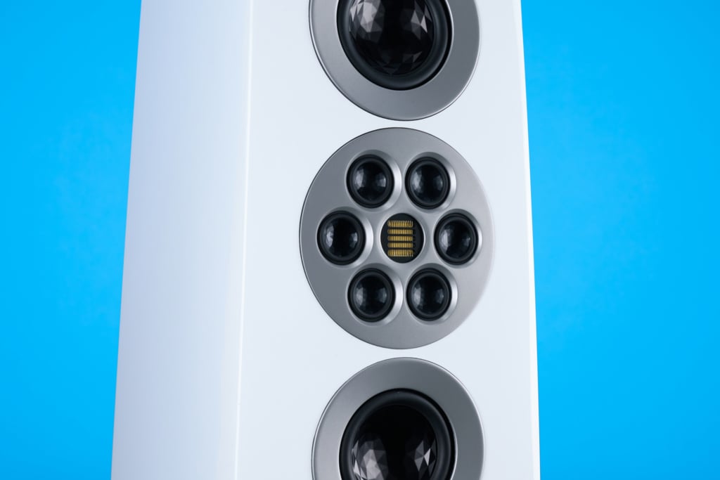 Elac Concentro M 807 Mittel- und Hochtöner schräg von links