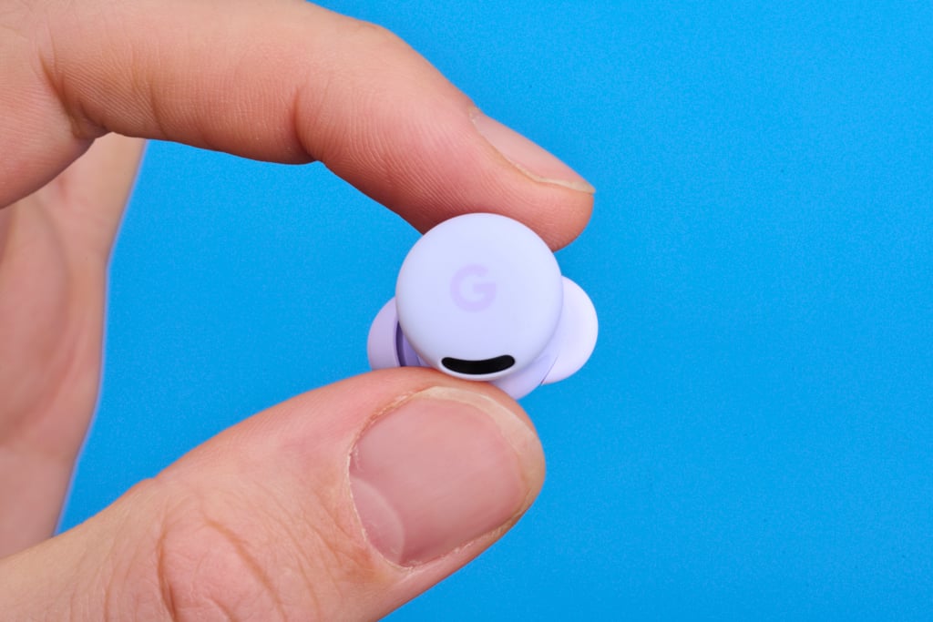 Google Pixel Buds 2a - In der Hand