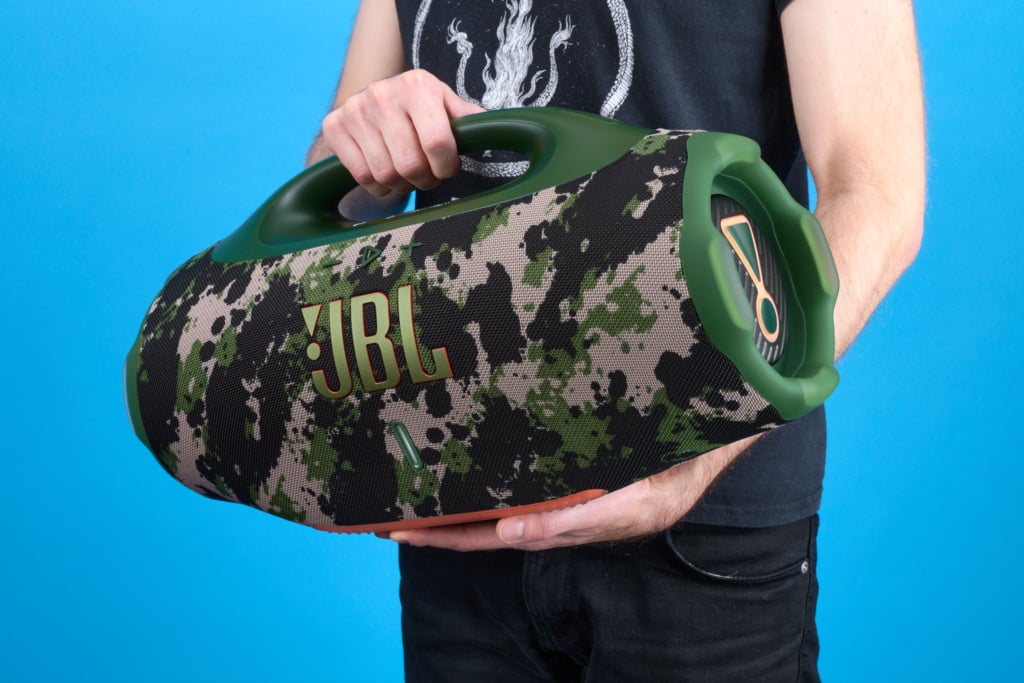 JBL Boombox 4 – In der Hand