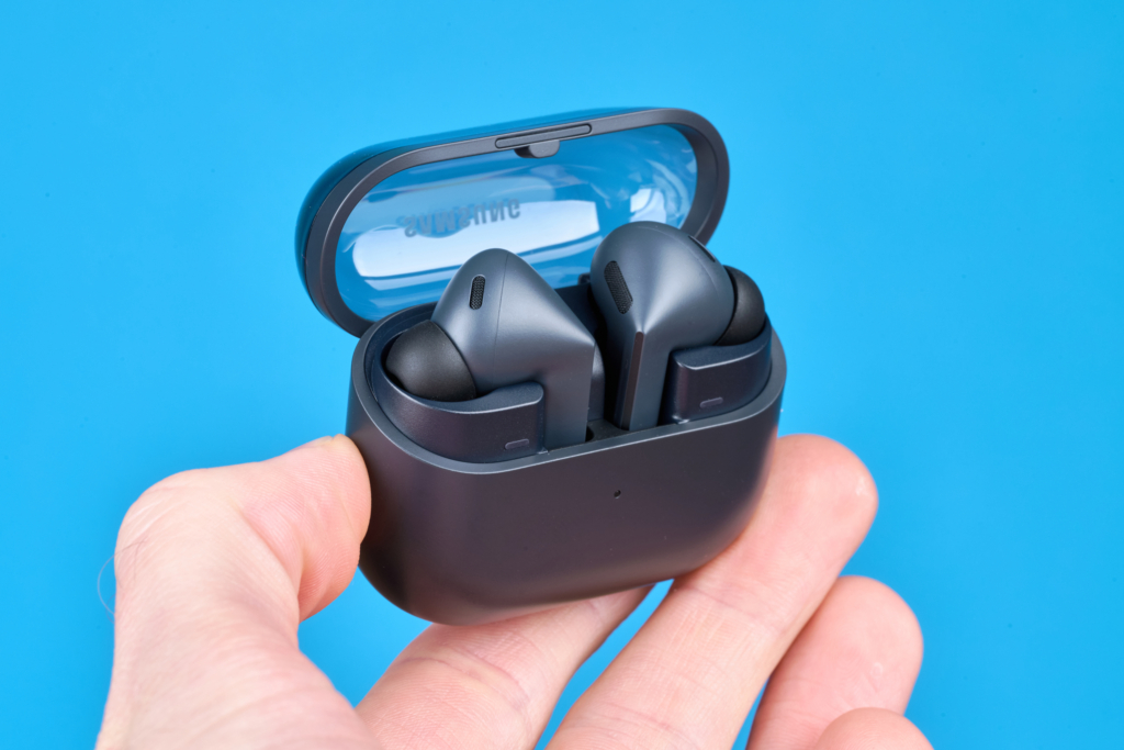 Samsung Galaxy Buds3 FE – In der Hand