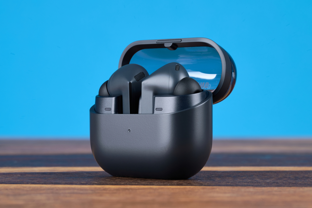 Samsung Galaxy Buds3 FE – Case offen von rechts