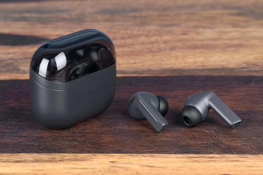 Samsung Galaxy Buds3 FE – Paar neben dem Case
