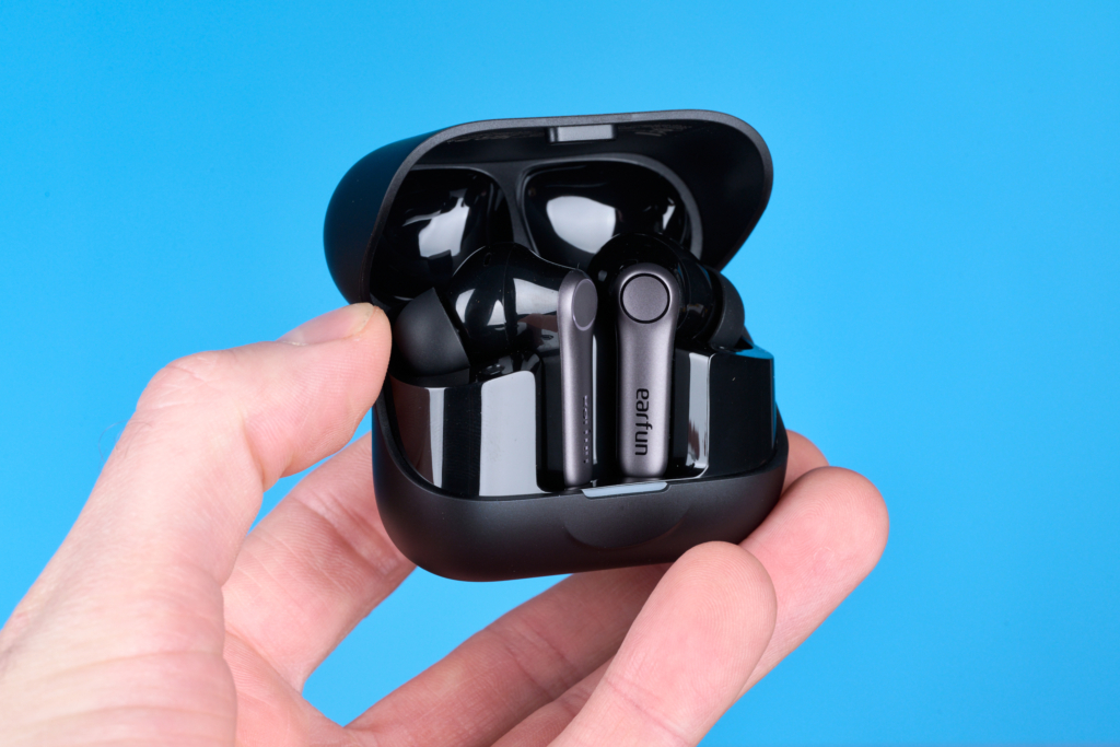 EarFun Air Pro 4 – Case offen in der Hand