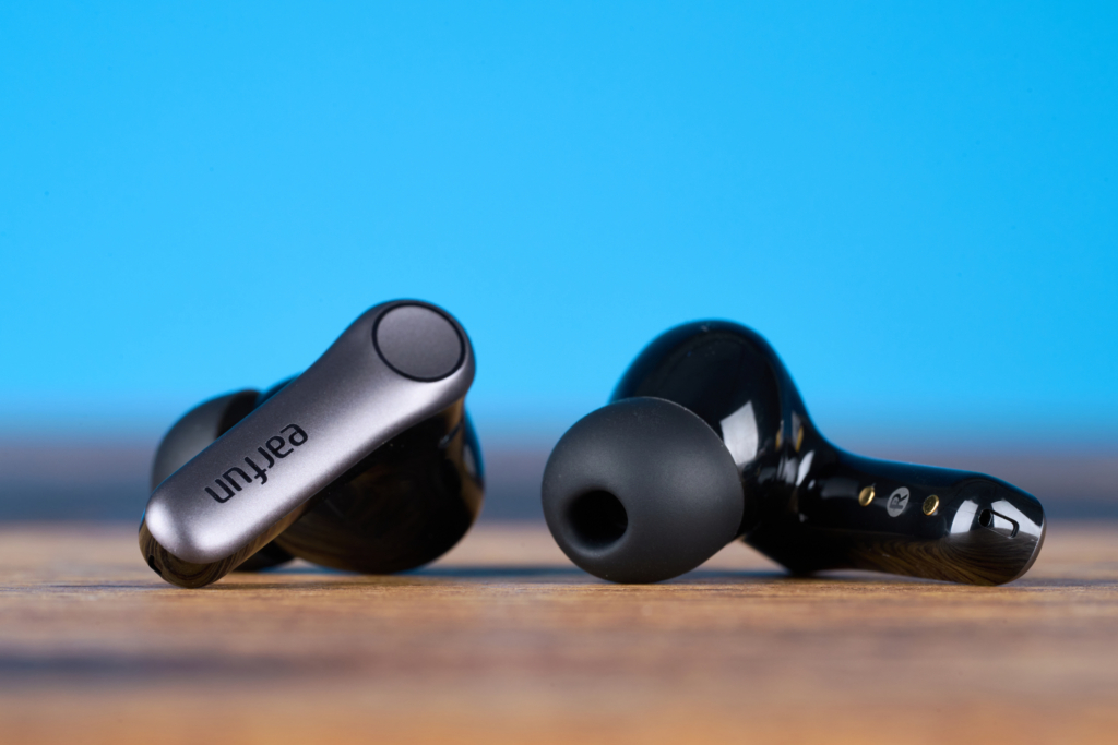 EarFun Air Pro 4 – Kopfhörer nebeneinander