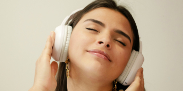 KI-Musik lässt sich immer schwerer von menschlichen Klängen unterscheiden.