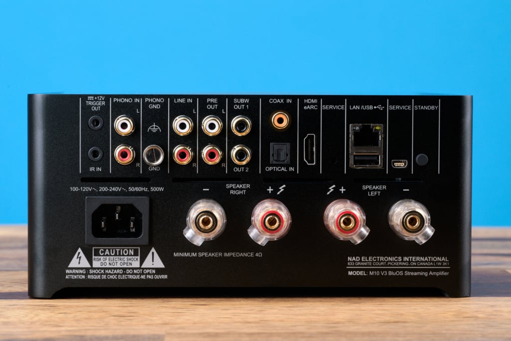 NAD M10 V3 Rückseite Anschlüsse Frontal